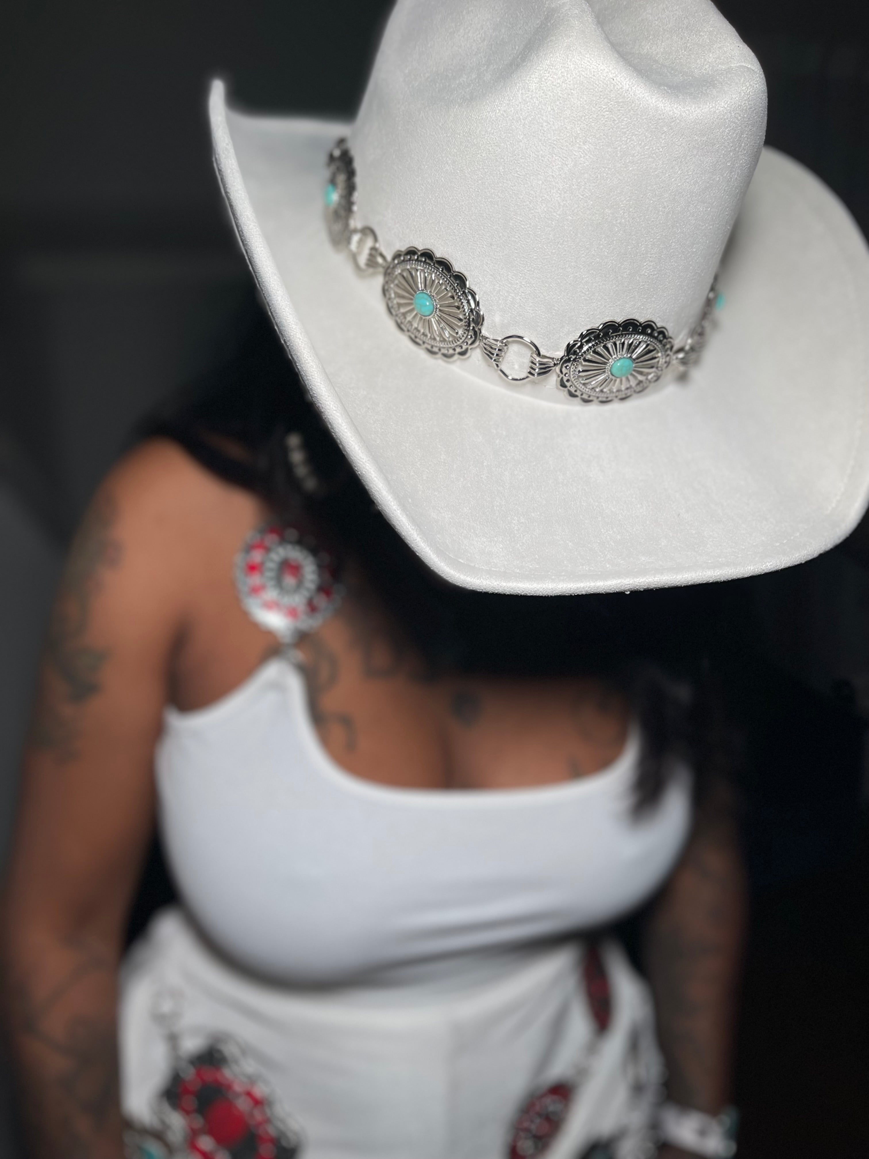 White buckle hat